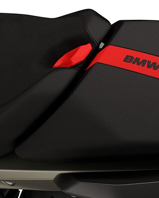Лакираната подложка за седалката на R 1300 RS от BMW Motorrad